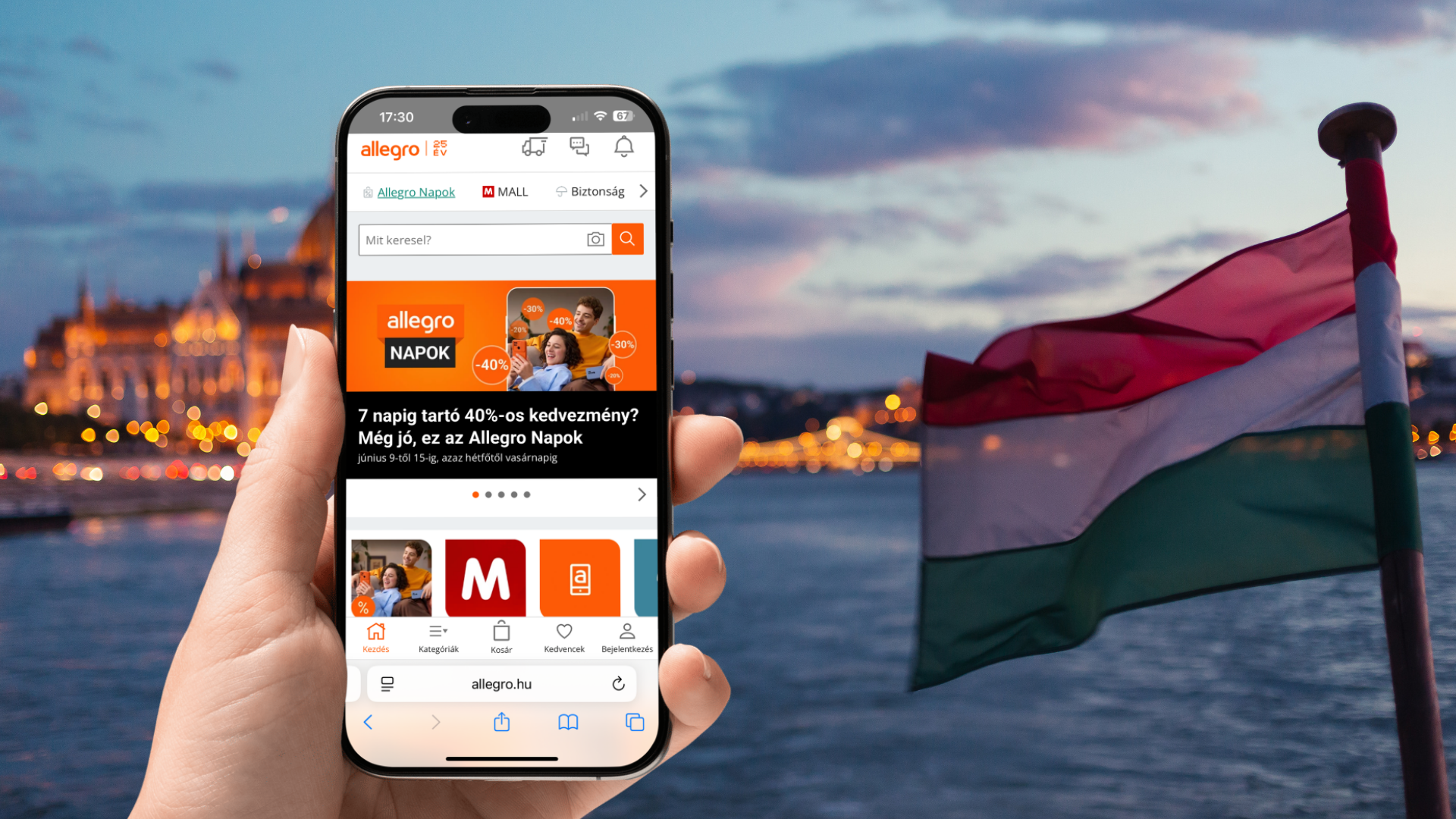 Smartphone in mano con l’Allegro ungherese (allegro.hu); dietro, il Parlamento di Budapest illuminato e la bandiera ungherese