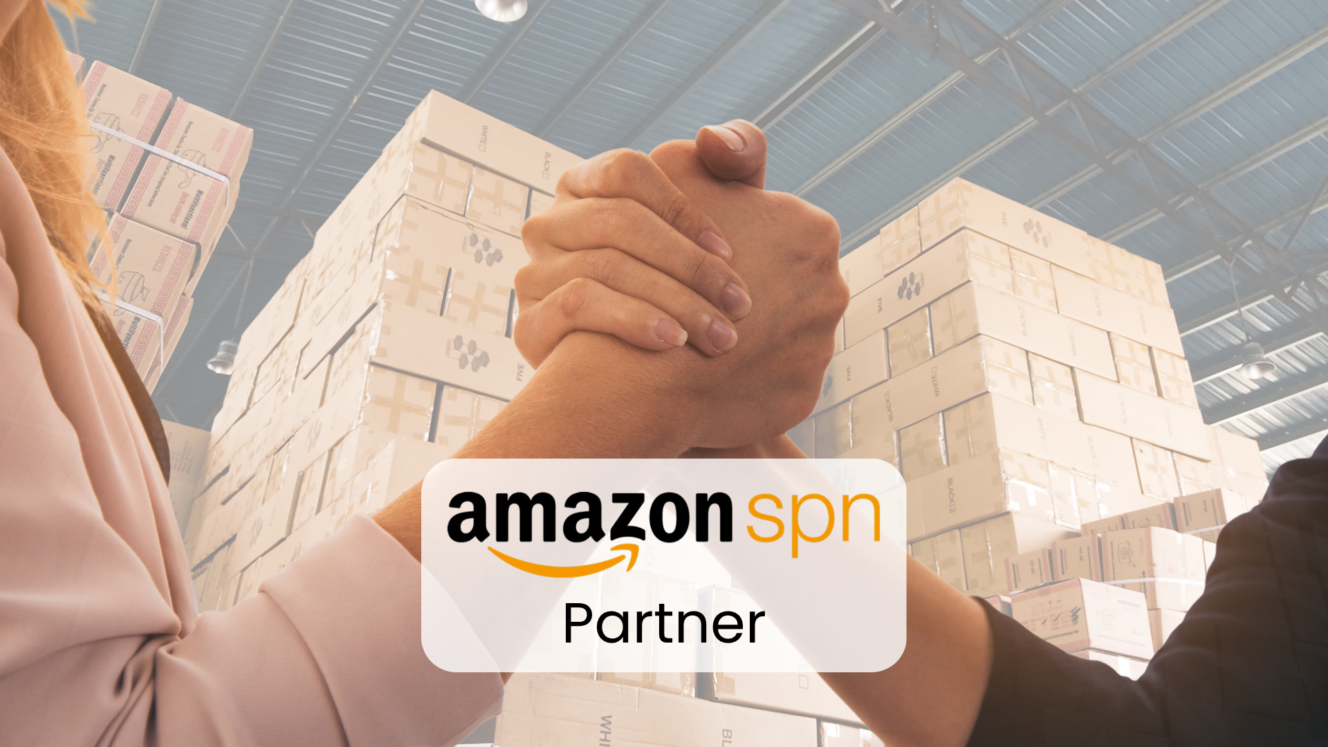 Due mani intrecciate sullo sfondo di un magazzino pieno di scatoloni, in primo piano la scritta Amazon SPN Partner