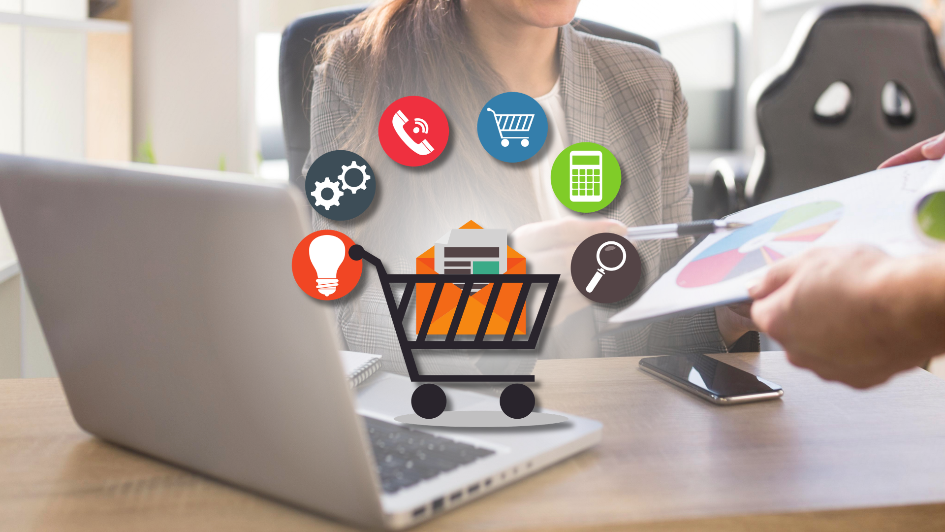 Donna al portatile discute un grafico a torta con un interlocutore tra icone e-commerce – selezione dell'E-commerce Manager
