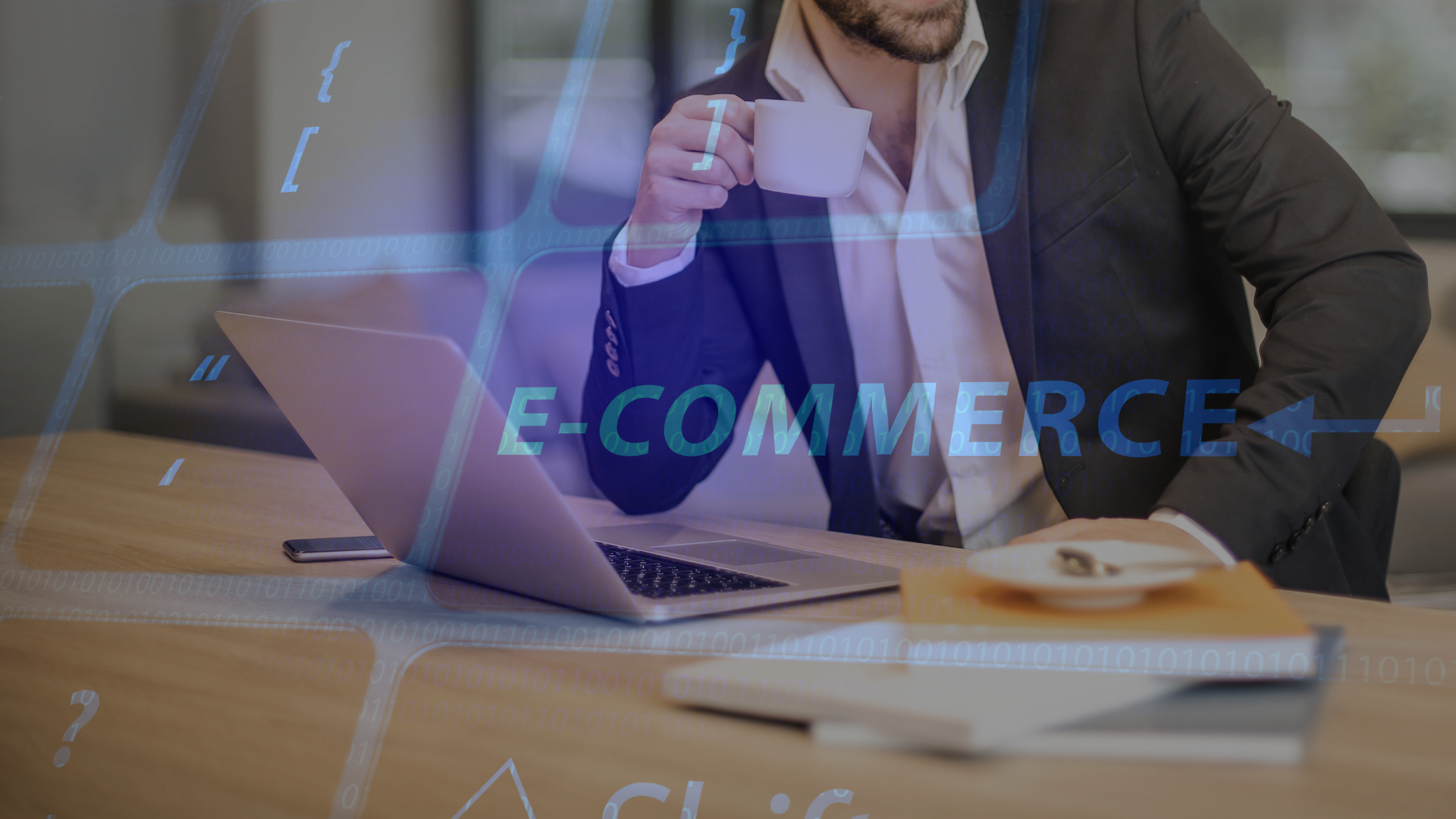 Uomo in giacca con una tazza di caffè davanti al portatile e la scritta digitale E-COMMERCE – cosa fa l'E-commerce Manager