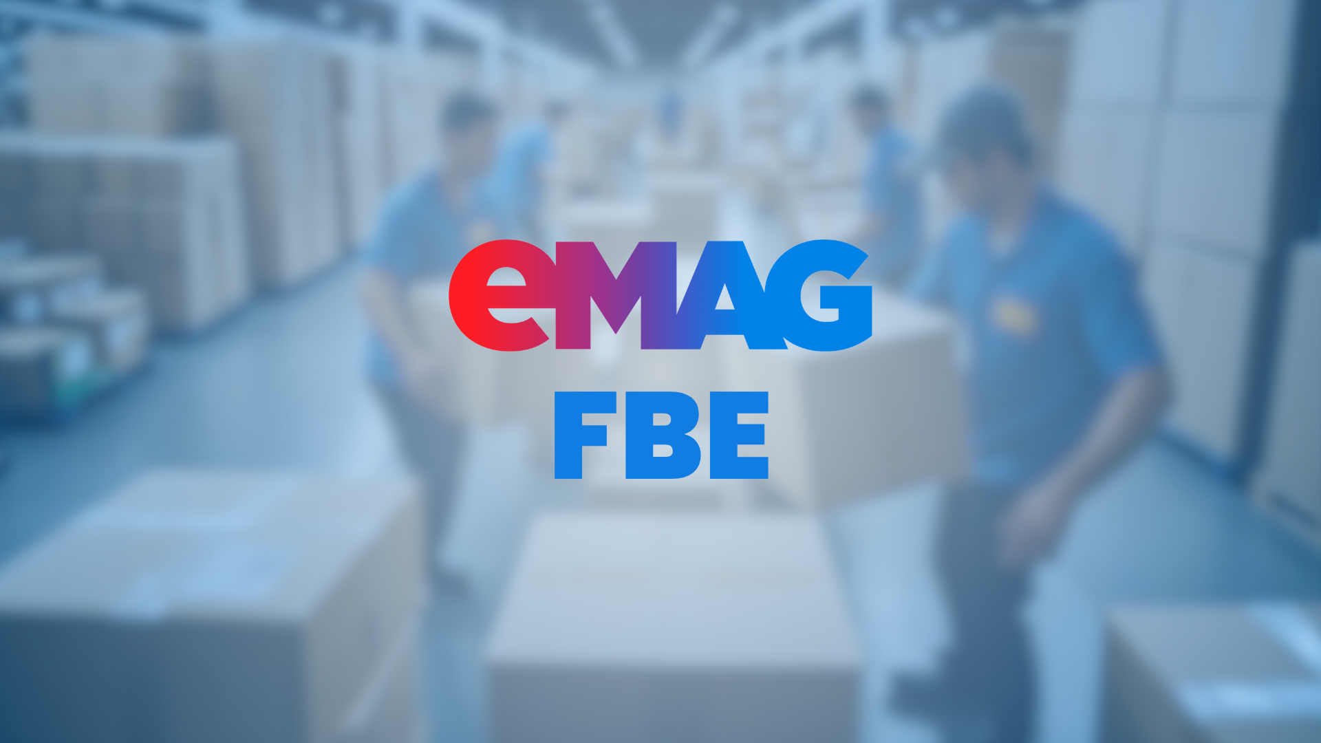 Logo eMAG FBE su sfondo sfocato di un magazzino in cui addetti in maglietta blu spostano scatoloni