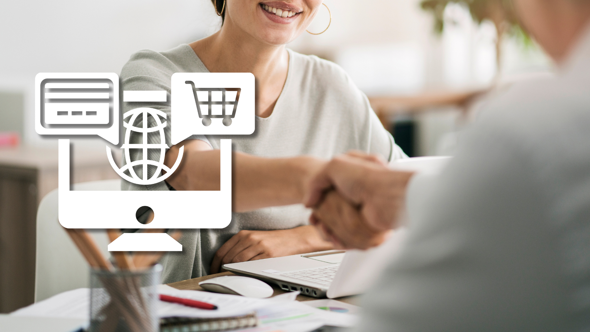 Stretta di mano alla scrivania con portatile e icona bianca di negozio online – assunzione di uno specialista e-commerce