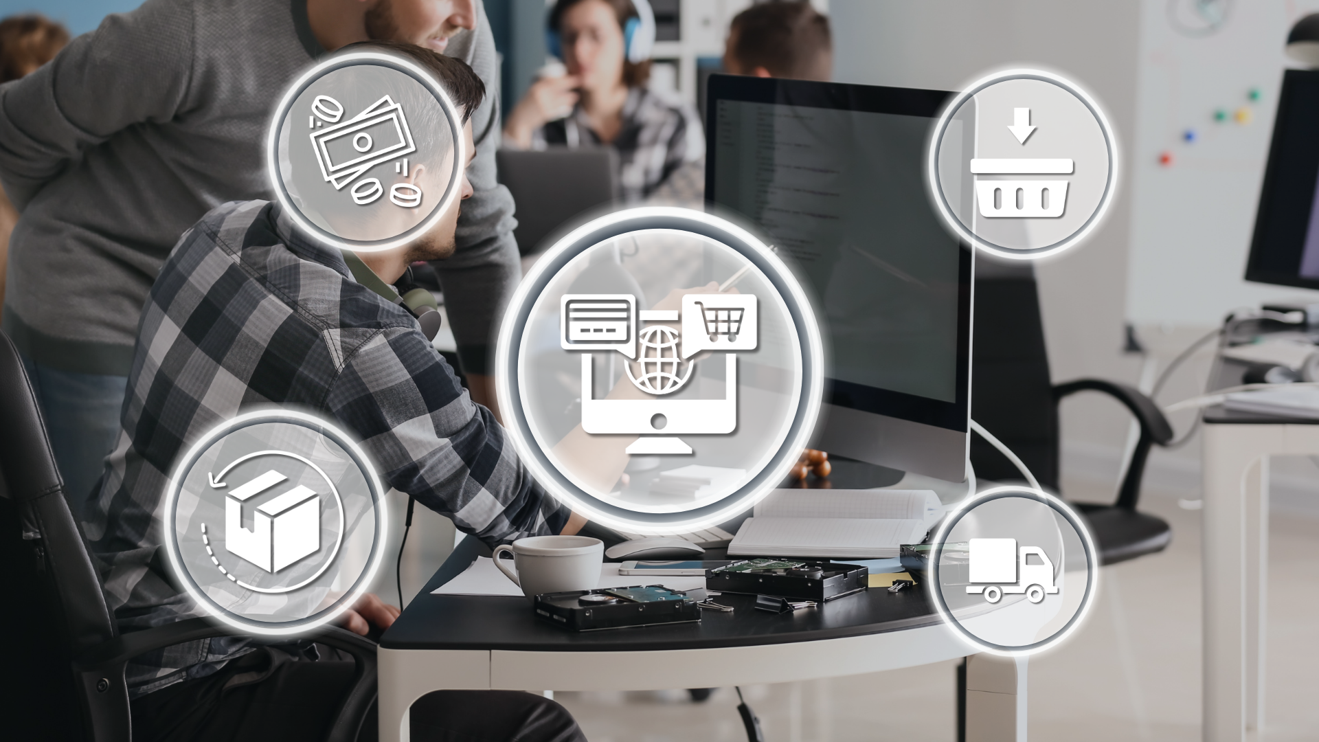 Impiegati al computer in ufficio tra icone di pagamento, carrello, resi e consegna – compiti dello specialista e-commerce