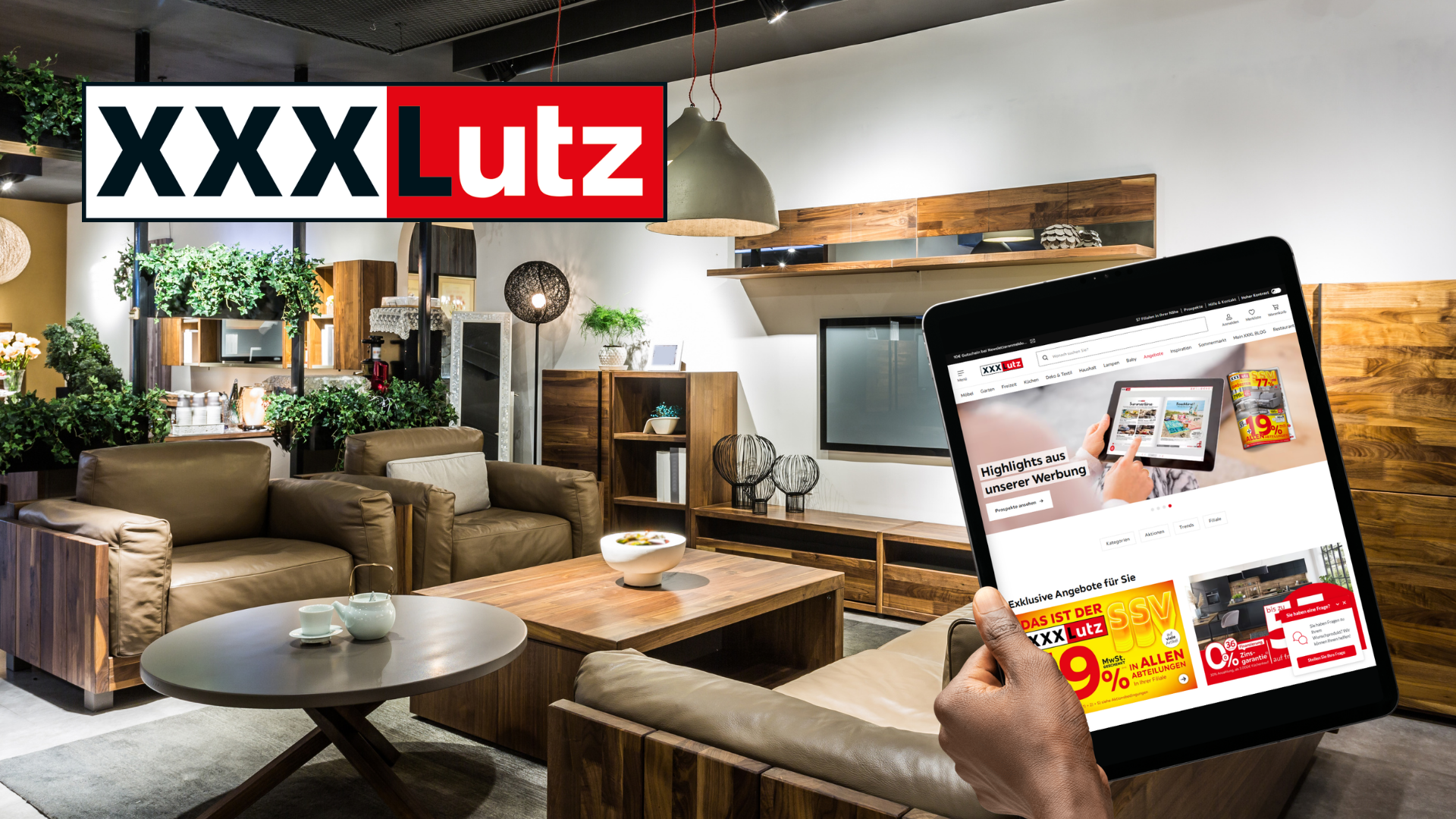 Logo XXXLutz in uno showroom di mobili con poltrone in pelle e un tablet con il negozio online tedesco della catena