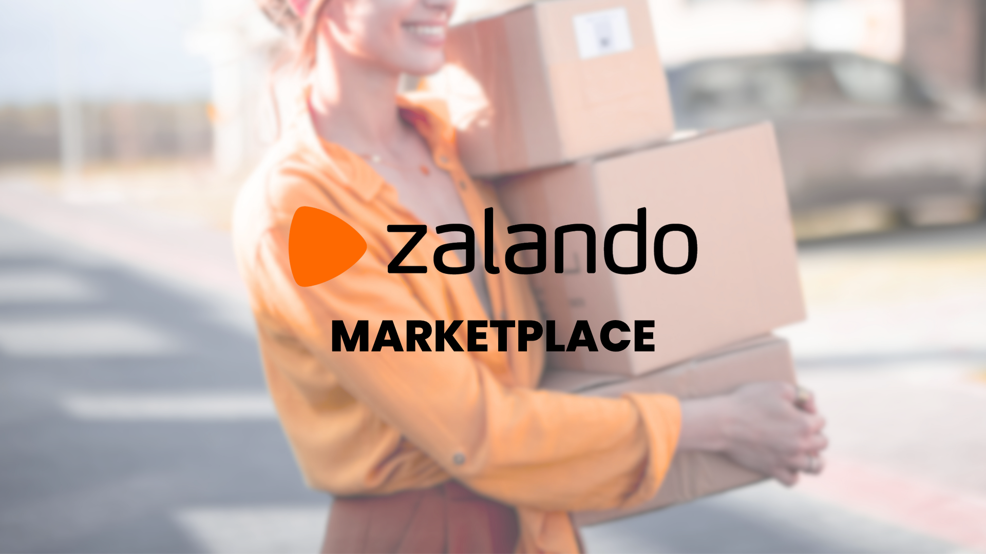 Donna sorridente con camicia arancione porta tre pacchi di cartone; nell'immagine il logo Zalando Marketplace