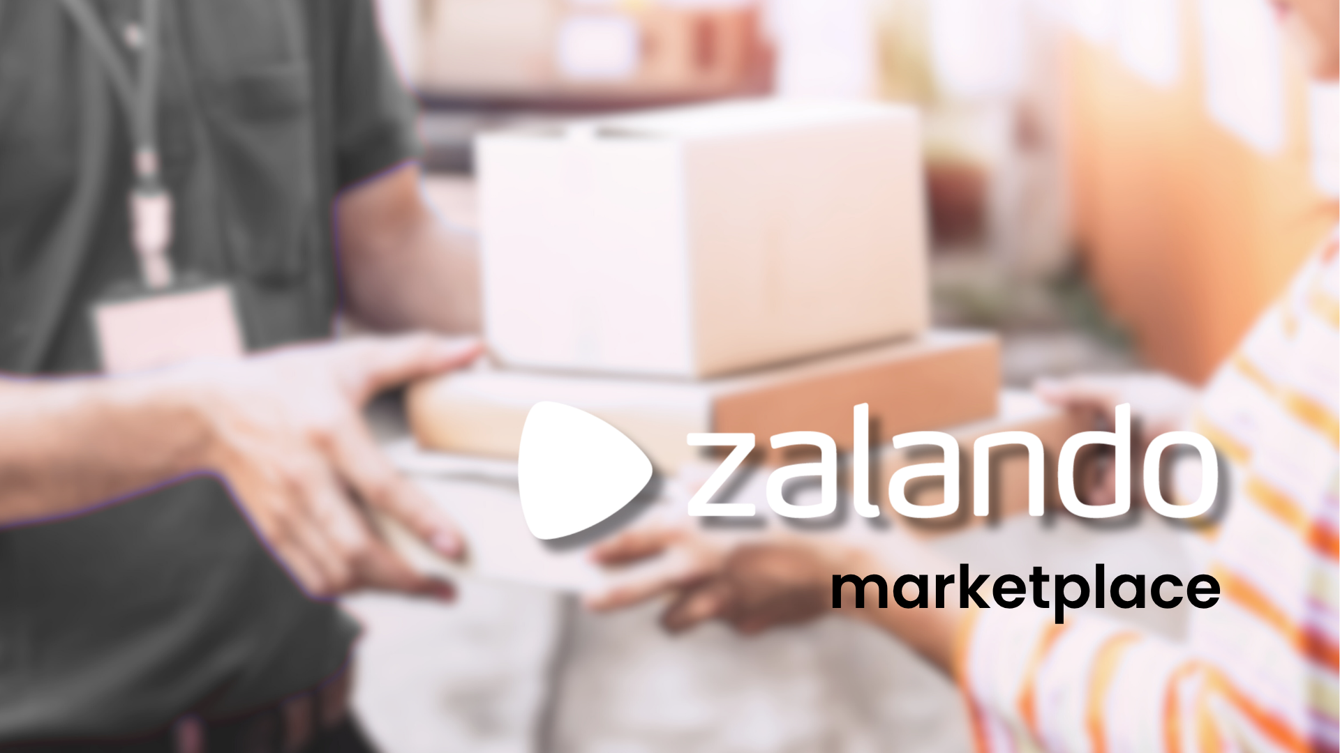 Corriere con il badge consegna pacchi di cartone al destinatario; in primo piano il logo Zalando e la scritta marketplace